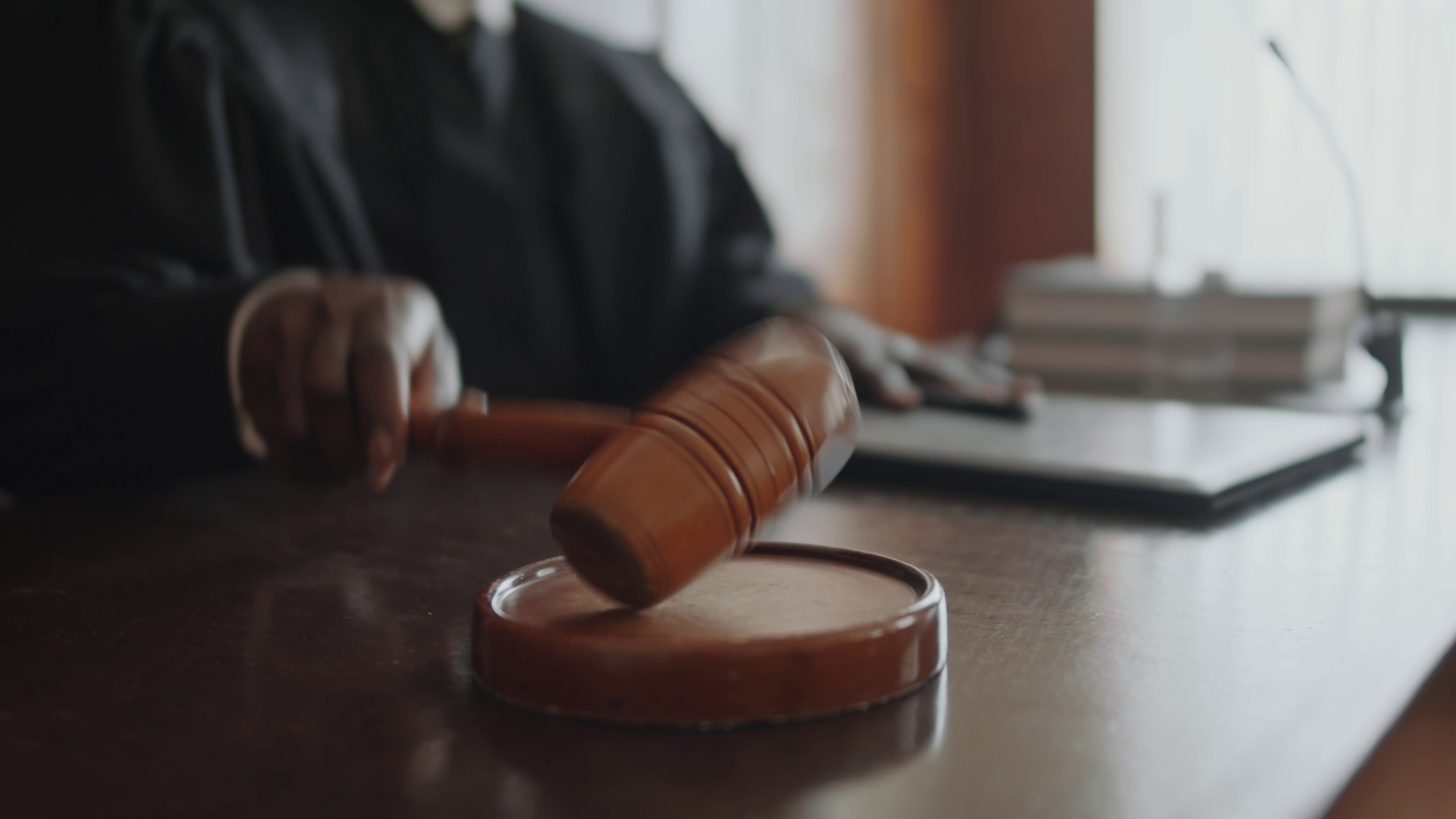 Судья с молотком — защита от депортации в иммиграционном суде